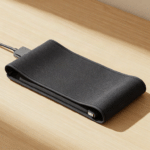 Strom aus deiner Haut? Wie Thermogeneratoren dein Handy ohne Steckdose laden - Description: modern flat lay of thermoelectric wearable device on wooden table soft shadows clean background modern aesthetic landscape format